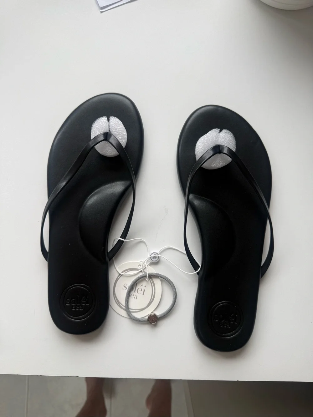 Solei Sea thong sandals black size 8 NWT - Picture 2 of 6
